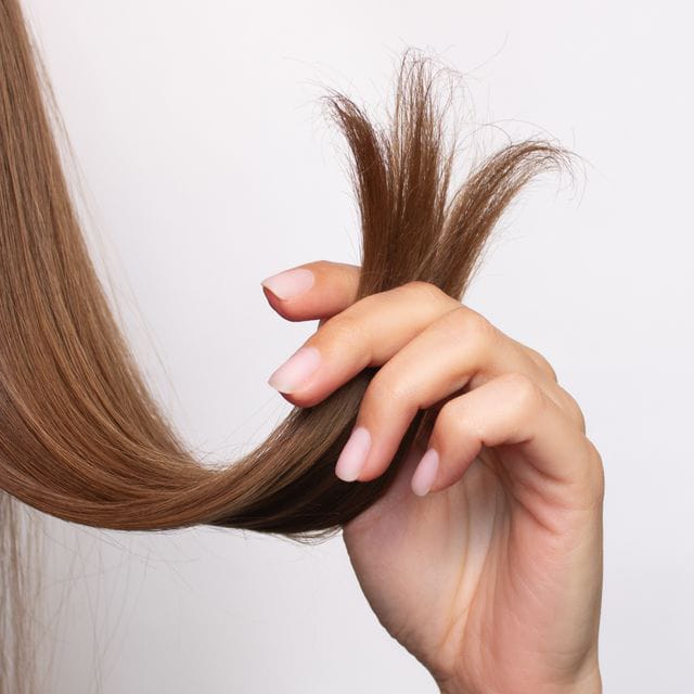 اكتشفي أقوى فيتامين للشعر لنمو سريع وصحي